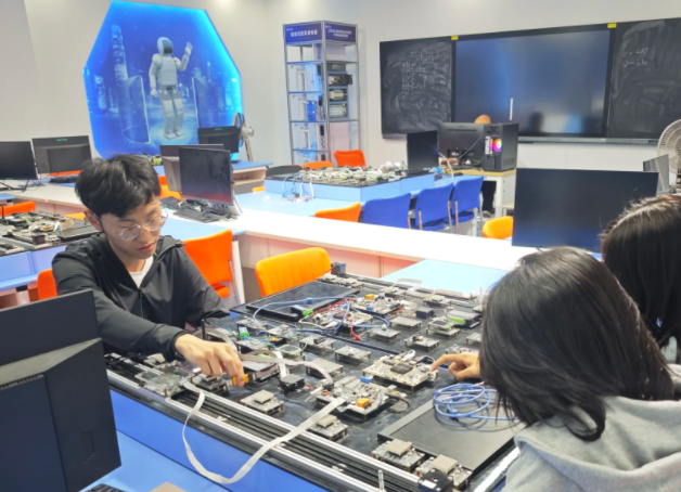 数字赋能教育交融的浪潮中唯有坚守培育全面发展的人这一初心 数字赋能教育交融的浪潮中唯有坚守培育全面发展的人这一初心